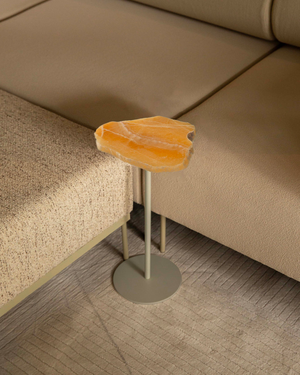 Mesa Lateral Flutuante Calcita 39cm Taupe