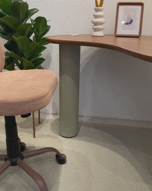 Cadeira com Rodízios Concha Tecido Bouclé